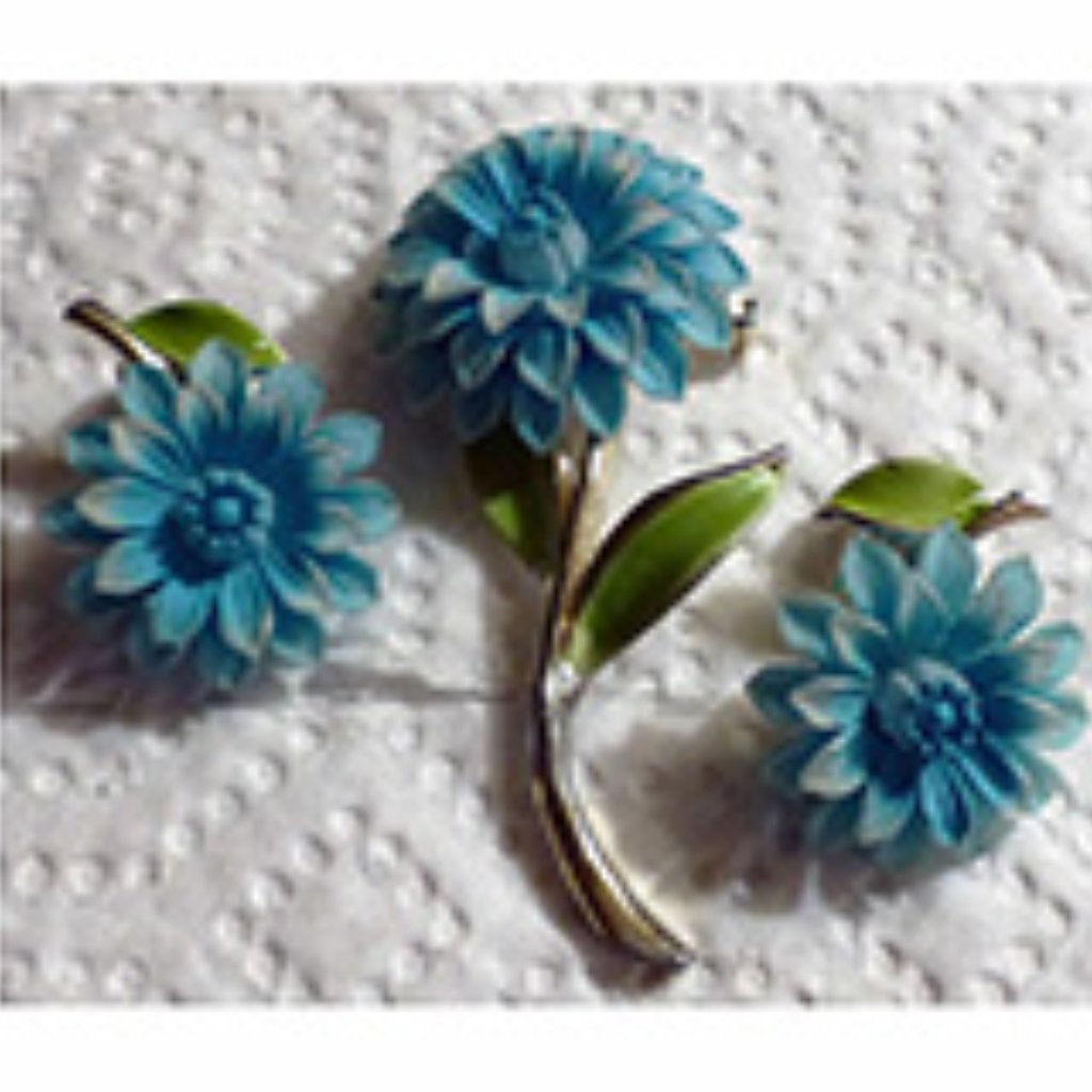 Vintage Jj Carved Blue MoldedCarved Floral Brooch Matching Clip Earrings 13$